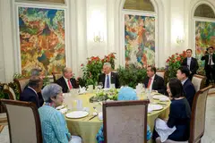 Perdana Menteri Singapura, Encik Lee Hsien Loong, dan Sultan Ibrahim makan bersama dalam majlis jamuan tengah hari yang dihos Encik Lee di Istana pada 6 Mei. Dalam lawatan negara rasmi beliau, Sultan Ibrahim juga bertemu  kededuanya, PM Lee dan bakal penggantinya, Encik Lawrence Wong. 
