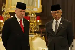 BERTUKAR GILIRAN: Yang di-Pertuan Agong Malaysia, Sultan Abdullah Ahmad Shah (kanan) bersama Sultan Johor, Sultan Ibrahim Iskandar, yang bakal menggantikan tempat beliau bermula 31 Januari 2024. Ini selepas diputuskan dalam Mesyuarat Khas Majlis Raja-Raja bagi memilih Yang di-Pertuan Agong ke-17 di Istana Negara, Kuala Lumpur pada Jumaat.