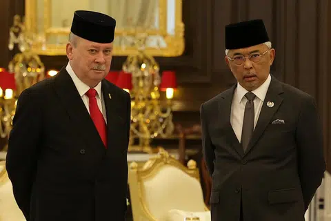 BERTUKAR GILIRAN: Yang di-Pertuan Agong Malaysia, Sultan Abdullah Ahmad Shah (kanan) bersama Sultan Johor, Sultan Ibrahim Iskandar, yang bakal menggantikan tempat beliau bermula 31 Januari 2024. Ini selepas diputuskan dalam Mesyuarat Khas Majlis Raja-Raja bagi memilih Yang di-Pertuan Agong ke-17 di Istana Negara, Kuala Lumpur pada 27 Oktober lalu.
