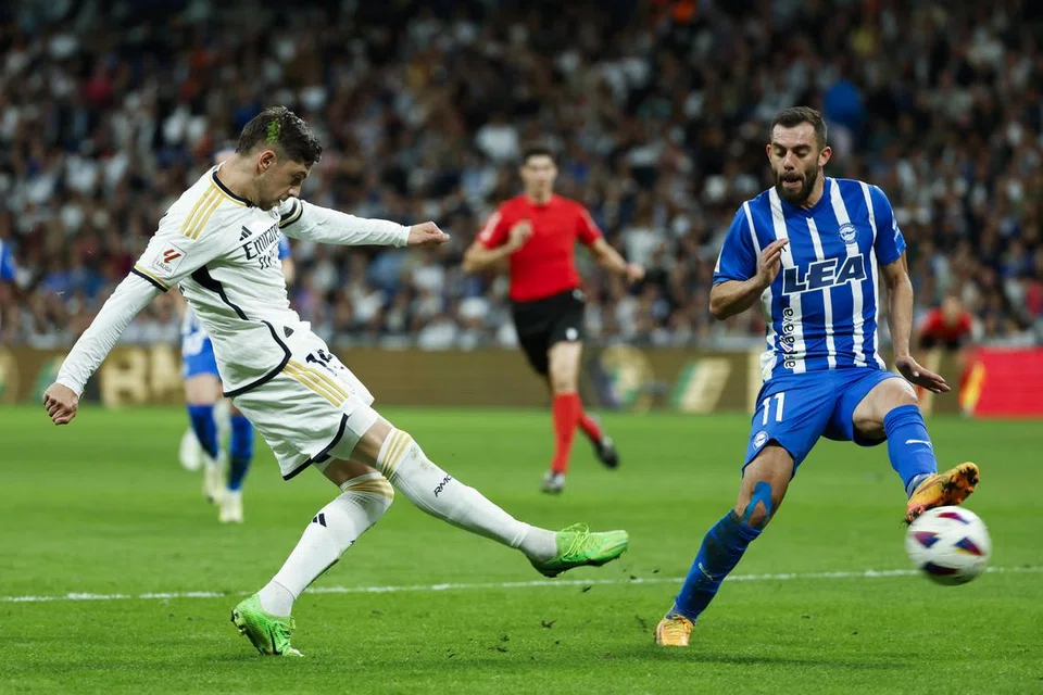 Fede Valverde (kiri) dari Real Madrid beraksi semasa perlawanan bola sepak La Liga Sepanyol antara Real Madrid dengan Deportivo Alaves di Madrid, Sepanyol pada 14 Mei.