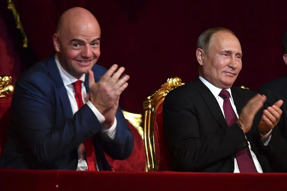 Menyifatkan Piala Dunia ini sebagai yang terbaik sejauh ini, presiden Fifa, Gianni Infantino (kiri) berkata temasya selama sebulan bola sepak ini berjaya merubah persepsi ke atas negara hos, Russia, selain memberikan harapan kepada pasukan-pasukan 'kerdil' mencontohi Croatia yang mara ke final. Infantino mengata ini semasa bercakap di Teater Bolshoi, Moscow, semasa berkongsi pentas bersama-sama Presiden Russia, Vladimir Putin (di kiri Infantino). - Foto REUTERS
