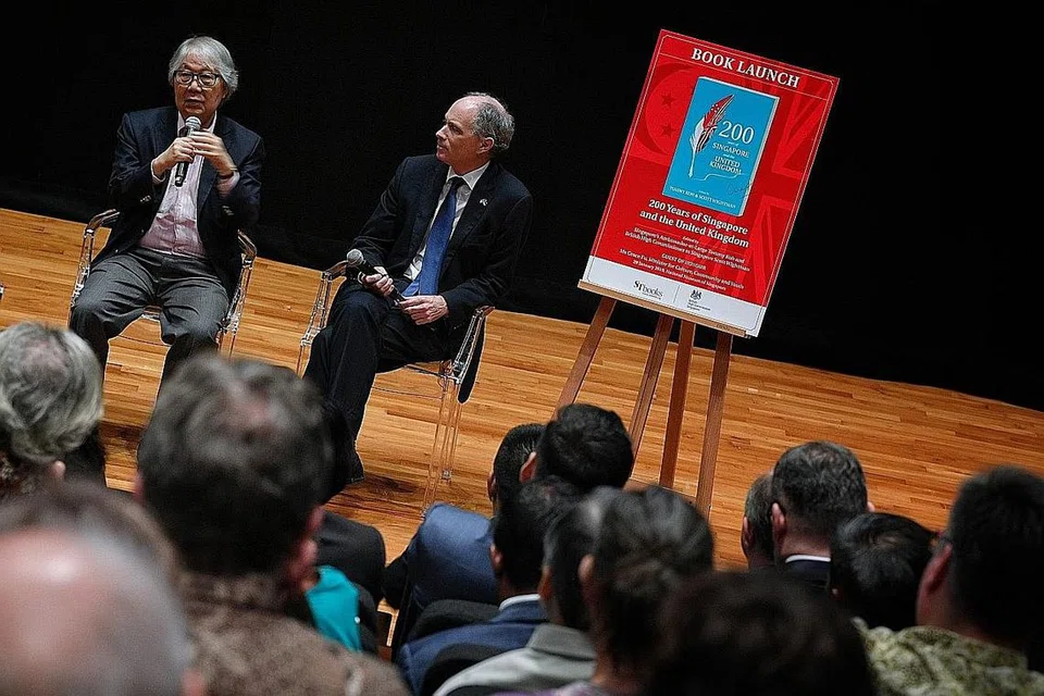 MENJELASKAN SEJARAH: Duta Kelana Profesor Tommy Koh (kiri) dan Pesuruhjaya Tinggi British ke Singapura Scott Wightman pada majlis pelancaran buku 200 Years of Singapore And The United Kingdom (200 Tahun Singapura dan United Kingdom), pada 29 Januari lalu. - Foto BM oleh MARK CHEONG
