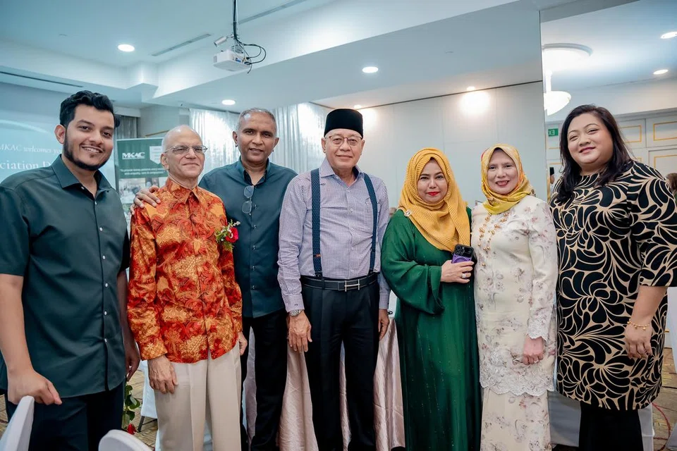Presiden Persatuan Bertindak Ginjal bagi Masyarakat Islam (MKAC), Encik Ameerali Abdeali (dua dari kiri) bersama Ketua Pegawai Eksekutif Pertapis, Encik Firdaus D’Cruz (kiri); presiden Pertapis, Encik Mohamed Shaharin Mohamed Nordin (tiga dari kiri); Ketua Pegawai Eksekutif Persatuan Ain, Encik Yusof Ismail (tengah); naib presiden Dewan Perniagaan dan Perusahaan Melayu Singapura (DPPMS), Cik Fadilah Majid (tiga dari kanan); Pengasas H Kafe, Cik Harfah Abdul Karim (dua dari kanan) dan Pengarah Eksekutif DPPMS, Cik Yusilawaty Yatiman (kanan).