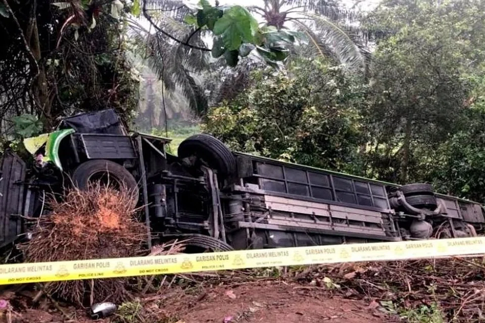 Dalam kejadian yang berlaku di Jalan Kuantan-Segamat berdekatan persimpangan Bahau sekitar 1.30 pagi, bas yang membawa 39 penumpang termasuk dua pemandu, hilang kawalan, melanggar sebuah lori yang sarat dengan lilitan besi dan terbalik di jalan raya. 