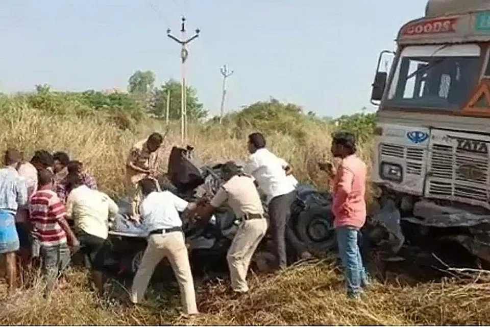 MAUT: Sebuah lori tangki yang dipandu laju merempuh kereta dan mengheretnya dari jalan raya ke sebuah padang. - Foto JSURYAREDDY/TWITTER