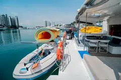 Kapal layar Waga Mari menyediakan aktiviti sukan laut seperti kayak dan pelampung, dan boleh menampung sehingga 25 penumpang.