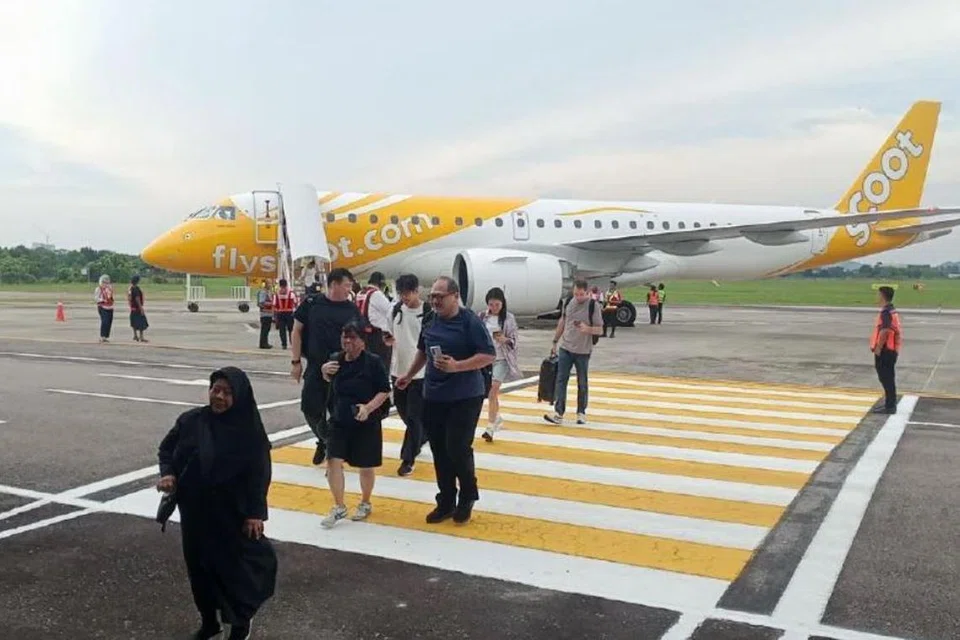 Penerbangan sulung pesawat Scoot yang membawa 112 penumpang dari Singapura mendarat di Lapangan Terbang Antarabangsa Melaka, Batu Berendam, Melaka, pada petang 23 Oktober. 