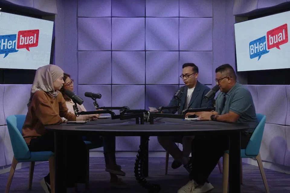 Koresponden dan wartawan Berita Harian (BH) dalam satu rakaman bagi podcast bertajuk ‘Bherbual’.