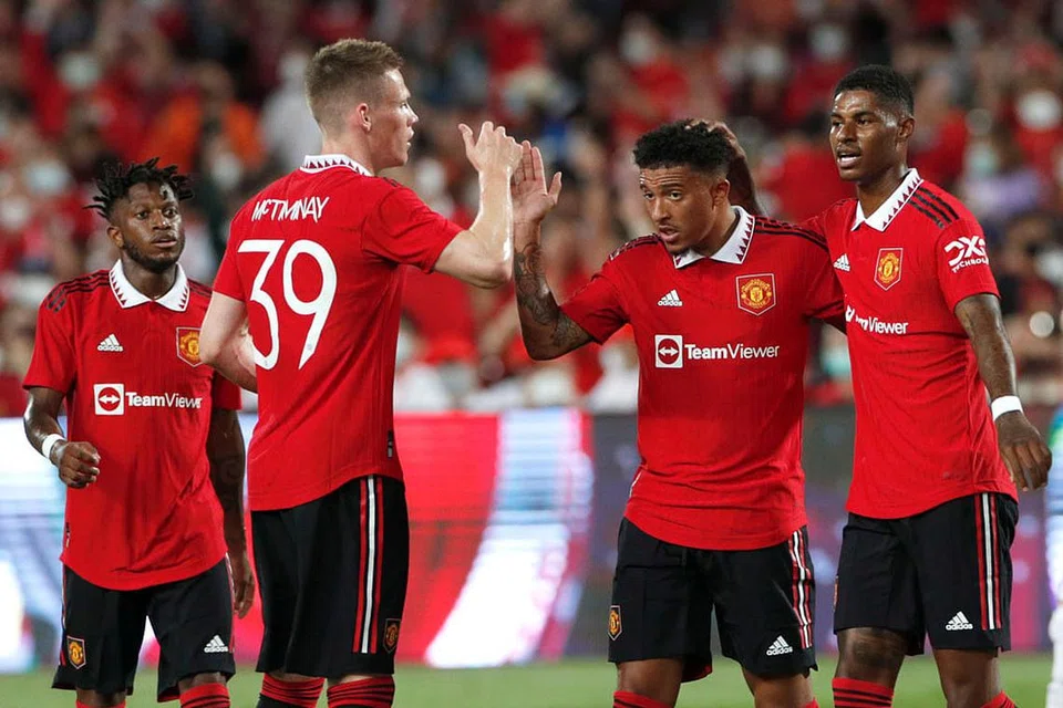 JARINGAN AWAL: Jadon Sancho (dua dari kanan) membuka jaringan seawal minit ke-12. United berjaya tewaskan Liverpool 4-0 di Bangkok kelmarin. - Foto EPA-EFE