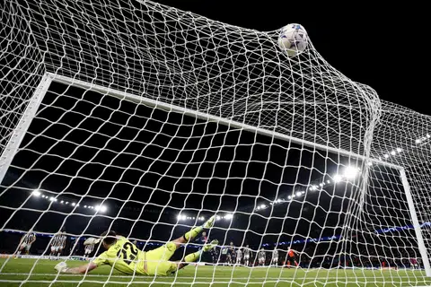 PERDAYA LAWAN: Penalti yang diberikan kepada Paris St Germain pada minit-minit akhir perlawanan menentang Newcastle United disempurnakan Kylian Mbappe apabila rembatannya memperdaya penjaga gawang, Nick Pope.