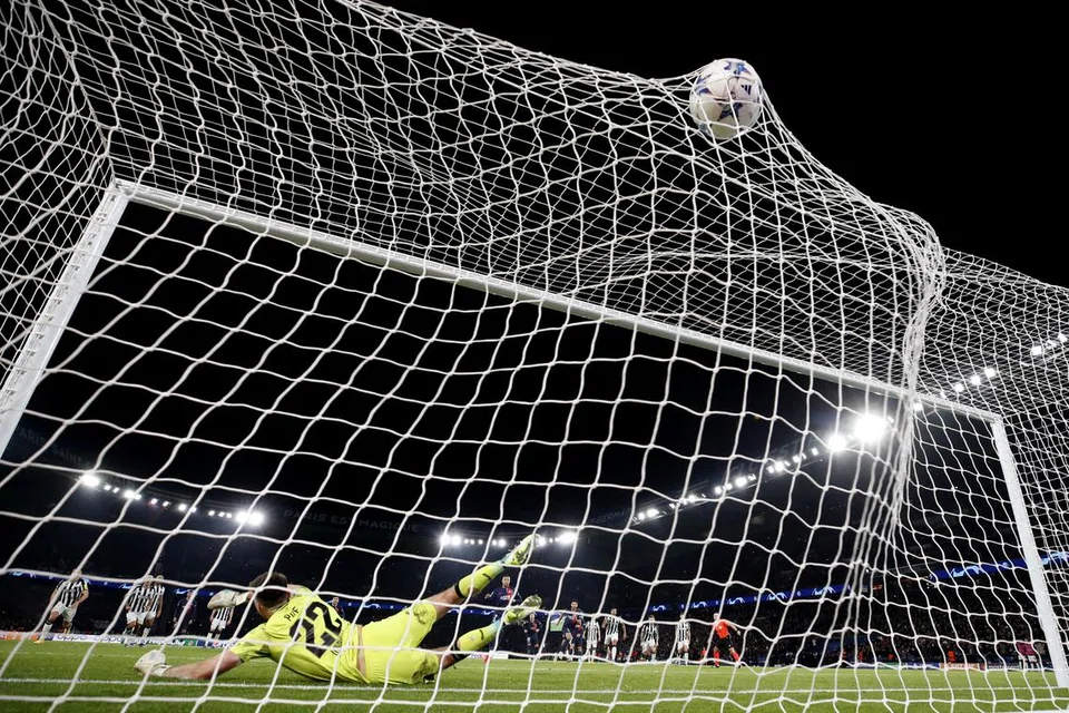 PERDAYA LAWAN: Penalti yang diberikan kepada Paris St Germain pada minit-minit akhir perlawanan menentang Newcastle United disempurnakan Kylian Mbappe apabila rembatannya memperdaya penjaga gawang, Nick Pope.