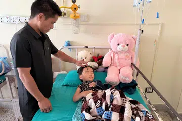 Manisha Magar, lima tahun, bersama bapanya, Encik Lokbahadur Magar, di Hospital Pengajar Universiti Tribhuvan di Kathmandu, Nepal. Manisha terselamat selepas terperangkap selama kira-kira 60 jam di bawah timbunan lumpur dan runtuhan akibat banjir kilat yang memusnahkan rumah keluarganya di Timure.