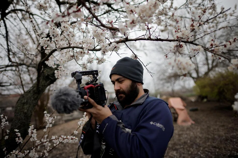 MANGSA BEDILAN: Wartawan visual ‘Reuters’, Encik Issam Abdallah, ketika menjalankan tugas membuat liputan serangan Russia ke atas Ukraine  pada April 2022. 