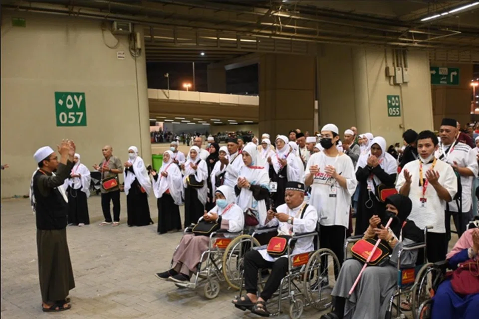 MEMOHON KESEJAHTERAAN DAN KESELAMATAN: Jemaah Jalaluddin Travel & Services Pte Ltd (JTS) dibimbing berdoa bersama setelah lontaran jamrah.
