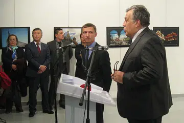 DITEMBAK MATI: Kelihatan Duta Besar Russia ke Turkey, Encik Andrey Karlov, sedang berucap sewaktu merasmikan sebuah pameran fotografi di Ankara, beberapa minit sebelum beliau ditembak mati oleh seorang lelaki (tiada dalam gambar) berusia 22 tahun, sebagai membantah penglibatan Russia dalam krisis di Aleppo. - Foto AFP