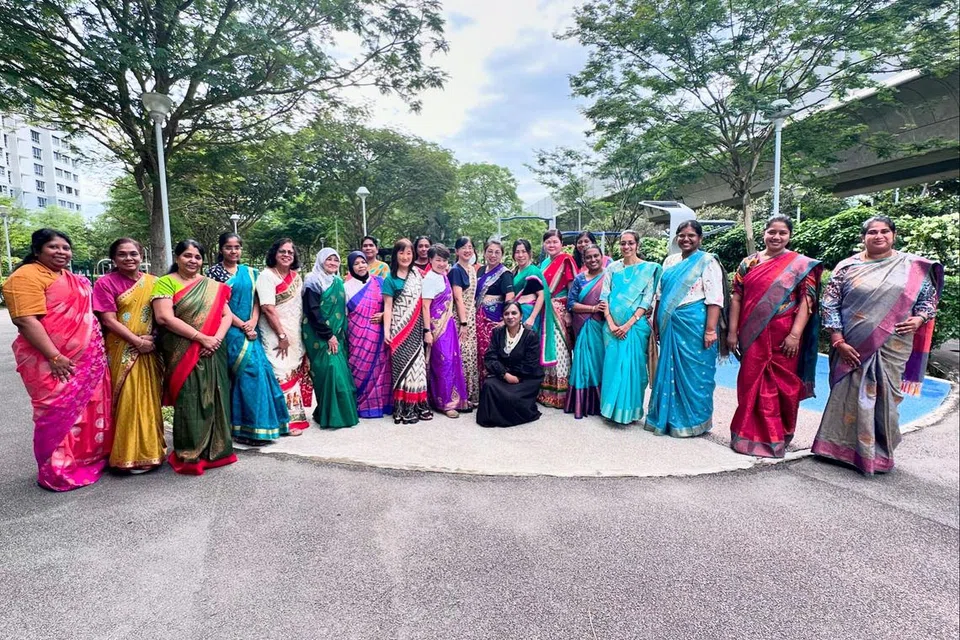 Peserta daripada pelbagai kaum belajar mengikat sari daripada jurusolek dan pengasas Kala Beauty Studios, Cik Kalawathy Arumugam (sembilan dari kanan), sempena acara sambutan Deepavali yang dianjurkan oleh Kelab Masyarakat Canberra dan disokong Persatuan Rakyat (PA). 