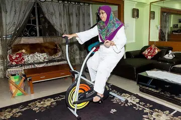 TERUS BERSENAM: Cik Noraini tetap mengamalkan gaya hidup sihat walaupun mempunyai masalah sakit lutut, yang kini berkurangan setelah beliau mendapatkan rawatan suntikan synviscone bagi menambah cecair pada sendi lutut untuk membantu melincirkannya agar dapat menyerap kejutan. - Foto ZALEHA ABDUL KADER 