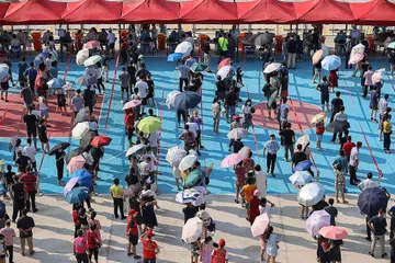 MAHU DIUJI: Ramai penduduk di Xiamen, Fujian, China, mahu mengambil ujian Covid-19 sedang wilayah itu melaporkan penularan baru sejak beberapa hari lalu. - Foto AFP
