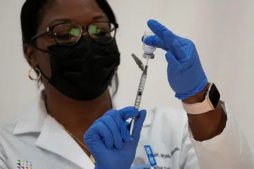 TERIMA BEKALAN: Petugas perubatan menerima vaksin Moderna Covid-19. Syarikat Moderna Inc, syarikat Jerman CureVac dan pengeluar ubat Britisih, AstraZeneca Plc, juga percaya vaksin mereka dapat berfungsi dengan baik dalam menghadapi ancaman baharu yang wujud di Britain. - Foto REUTERS