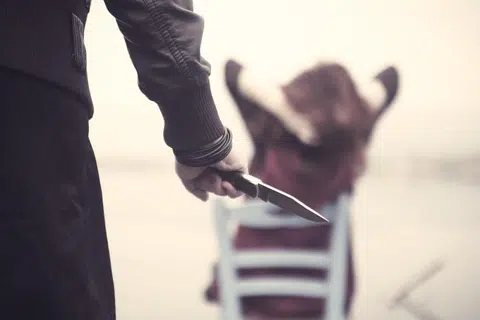 Pembunuhan menggunakan pisau.