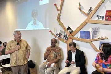 (Dari kiri) Mantan Anggota Parlimen Dilantik (NMP) Profesor Walter Woon memberikan ucaptama semasa pelancaran buku Non-Constituency Members of Parliament: What’s Next for the Scheme? yang turut dihadiri oleh mantan Anggota Parlimen GRC Ang Mo Kio, Profesor Inderjit Singh (dalam talian); pengerusi Parti Demokratik Singapura (SDP), Dr Paul Tambyah; NCMP daripada Parti Kemajuan Singapura (PSP), Encik Leong Mun Wai dan mantan koresponden politik Cik Ng Wai Mun.