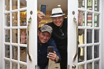 PRIHATIN KEMAJUAN TEMPAT MAKANAN: Encik Junadi Juri, yang lebih dikenali sebagai Hady Jay dan Mr Tersmell (kiri), dan rakannya, Encik Abdul Razak Mohsin, telah menubuhkan kumpulan Facebook MakanFM sebagai wadah mempromosikan tempat makan halal di Singapura. - Foto BM oleh KEVIN LIM