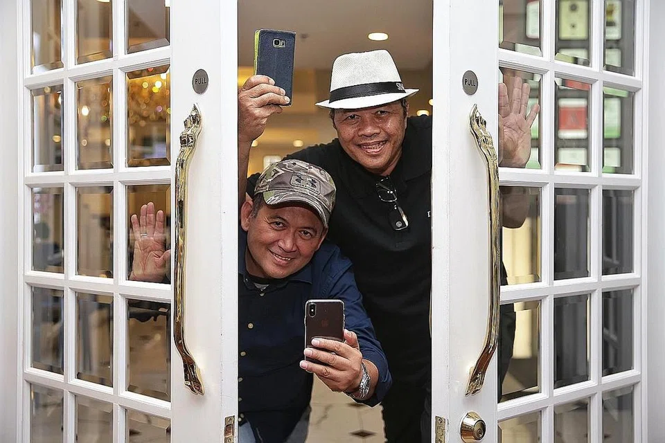 PRIHATIN KEMAJUAN TEMPAT MAKANAN: Encik Junadi Juri, yang lebih dikenali sebagai Hady Jay dan Mr Tersmell (kiri), dan rakannya, Encik Abdul Razak Mohsin, telah menubuhkan kumpulan Facebook MakanFM sebagai wadah mempromosikan tempat makan halal di Singapura. - Foto BM oleh KEVIN LIM