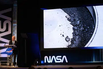 DEDAH PENEMUAN: Pegawai Nasa, Encik Bill Nelson, dalam sidang akhbar di Pusat Angkasa Johnson di Houston, Texas, pada 11 Oktober, mendedahkan bahawa sampel yang dikumpul daripada asteroid Bennu berusia 4.5 bilion tahun mengandungi air dan karbon.