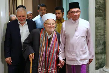 PERJELAS KONSEP MADANI: Perdana Menteri Datuk Seri Anwar Ibrahim (kanan) mengiringi Imam Besar Masjid Al-Aqsa, Syeikh Dr Ekrima Sabri, pada Majlis Ilmu Madani di Kompleks Seri Perdana pada Ahad. 