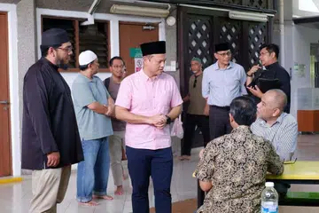 Pemangku Menteri Bertanggungjawab Bagi Ehwal Masyarakat Islam, Encik Zaqy Mohamad (baju merah jambu) meluangkan masa selepas solat Jumaat untuk bertemu dengan jemaah masjid dan berkongsi perbualan.