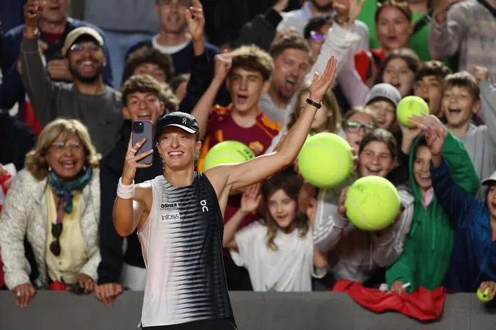 Pemain Poland, Iga Swiatek, meraikan kemenangan dengan peminat selepas menewaskan pemain Jepun, Naomi Osaka, dalam perlawanan pusingan 16 terakhir Terbuka Italy di Rome pada 11 Mei.