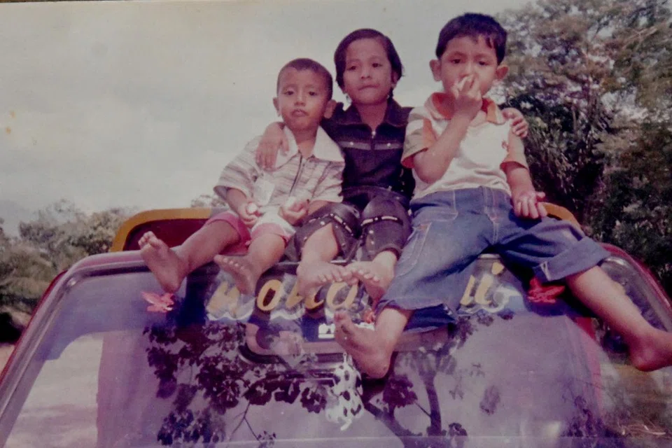 (Dari kiri) Encik Muhammad Iqbal bersama kakaknya, Cik Sarah, yang terkorban akibat tsunami, serta saudaranya, Encik Bima.