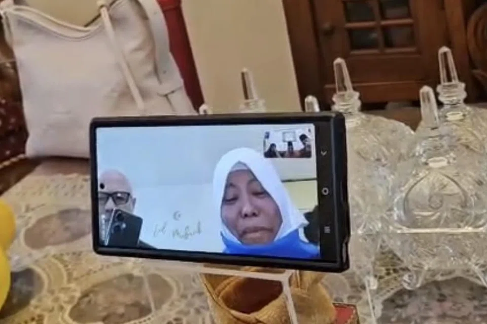 Cik Aida van Dompselaar tidak dapat menahan sebak semasa memohon maaf kepada keluarganya yang berada di Singapura secara dalam talian menerusi Zoom, pada pagi Syawal.
