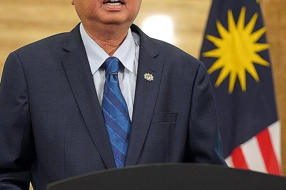 UMUM KABINET BARU: Datuk Seri Ismail Sabri (atas) mengumumkan anggota Kabinet baru yang diharapkan dapat membebaskan Malaysia daripada ancaman pandemik Covid-19, kegawatan ekonomi serta kekusutan politik. - Foto EPA-EFE / JABATAN PERDANA MENTERI