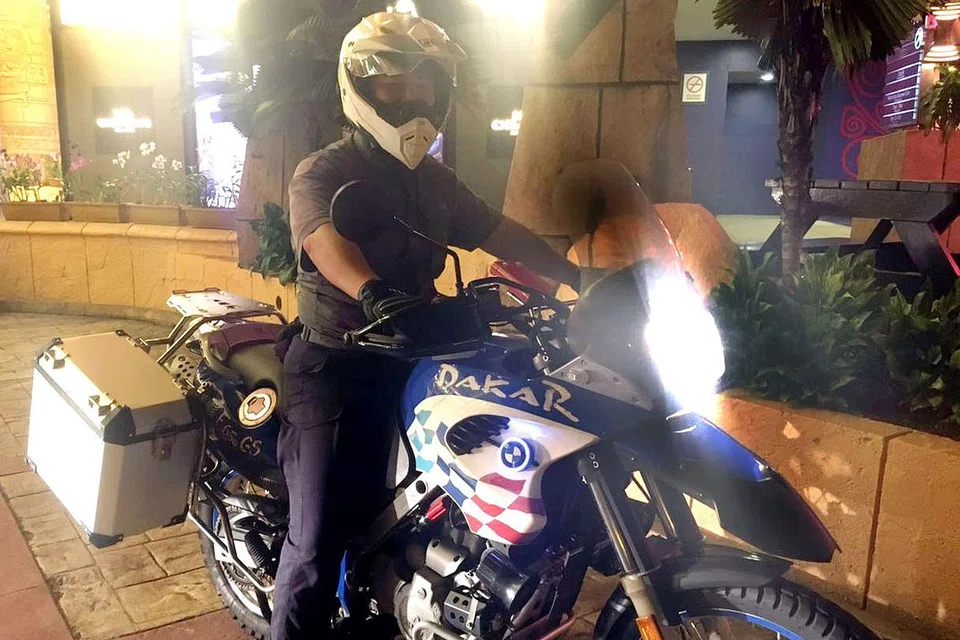 GEMAR MENAIKI MOTOSIKAL: Encik Irwan dengan motosikal yang digunakan bagi perjalanan ke Makkah.