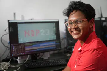 TABUR BAKTI SEBAGAI JURUANIMASI: Hussein Haiqal Riduan teruja dapat mencipta dan menonjolkan karya animasinya dalam Perbarisan Hari Kebangsaan.
