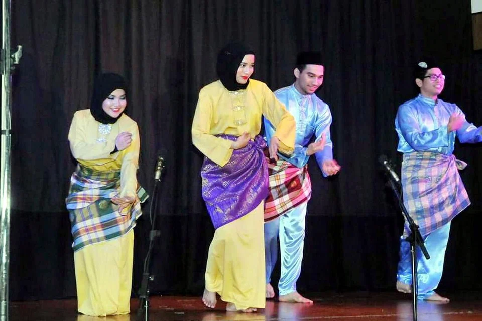 TIDAK LUPA AKAR BUDAYA: Pelajar Universiti Auckland mempersembahkan tarian Melayu dalam pementasan 'Malam Aneka Ragam P. Ramlee' di Haskell Hall, Onehunga, Auckland, New Zealand. - Foto KAMPUNG NEW ZEALAND