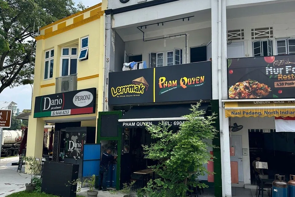 Pham Quyen menyediakan makanan Vietnam halal serta hidangan set nasi lemak di bawah jenama baru, Lerrmak di cawangan mereka yang terletak di Pasir Panjang. 
