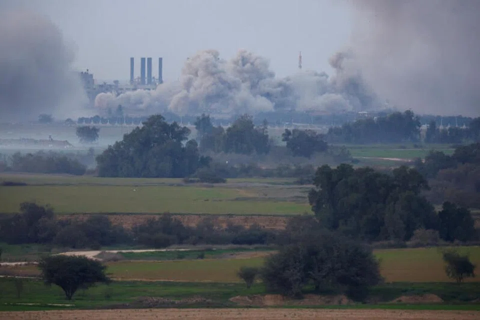 PERANG: Kepulan asap menyelebungi Gaza, di tengah-tengah konflik berterusan antara Israel dengan kumpulan Hamas, yang dilihat dari selatan Israel pada 30 Disember 2023.