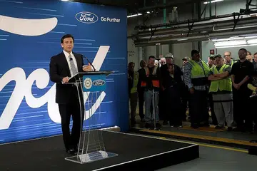 UMUM KEPUTUSAN PENTING: Ketua Pegawai Eksekutif (CEO) Ford, Encik Mark Fields, membuat pengumuman penting semasa sidang akhbar di kilang pemasangan kereta di Flat Rock, Michigan, kelmarin dan berkata keputusan membatalkan rancangan membina kilang baru di San Luis Potosi, Mexico, tetap dibuat sekalipun Encik Donald Trump tidak dipilih menjadi presiden Amerika Syarikat. - Foto REUTERS