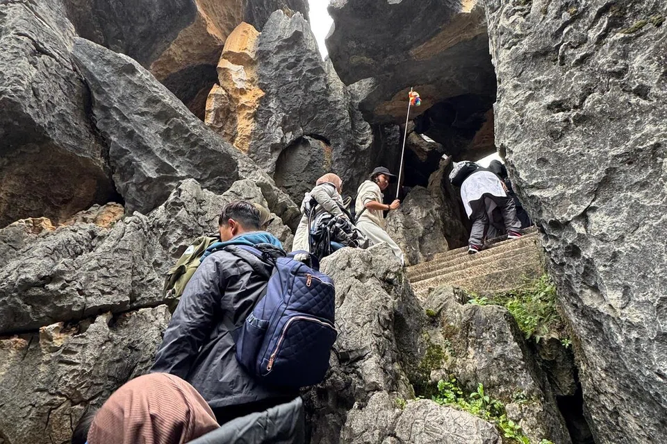 ‘Stone Forest’ memerlukan pengunjung menaiki tangga.