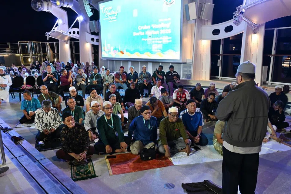 Peserta ‘Cruise Healing’ mendengar ceramah motivasi yang disampaikan oleh mantan Timbalan Mufti Singapura, Ustaz Dr Hannan Hassan.