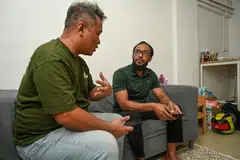 Encik Mohamed Naseer Tam Abdul Aziz (kanan) mendapat nasihat daripada sekretariat Bidang Tumpuan Keempat (FA4) M³, Encik Ariandy Majid (kiri), tentang peluang pekerjaan yang sesuai baginya.