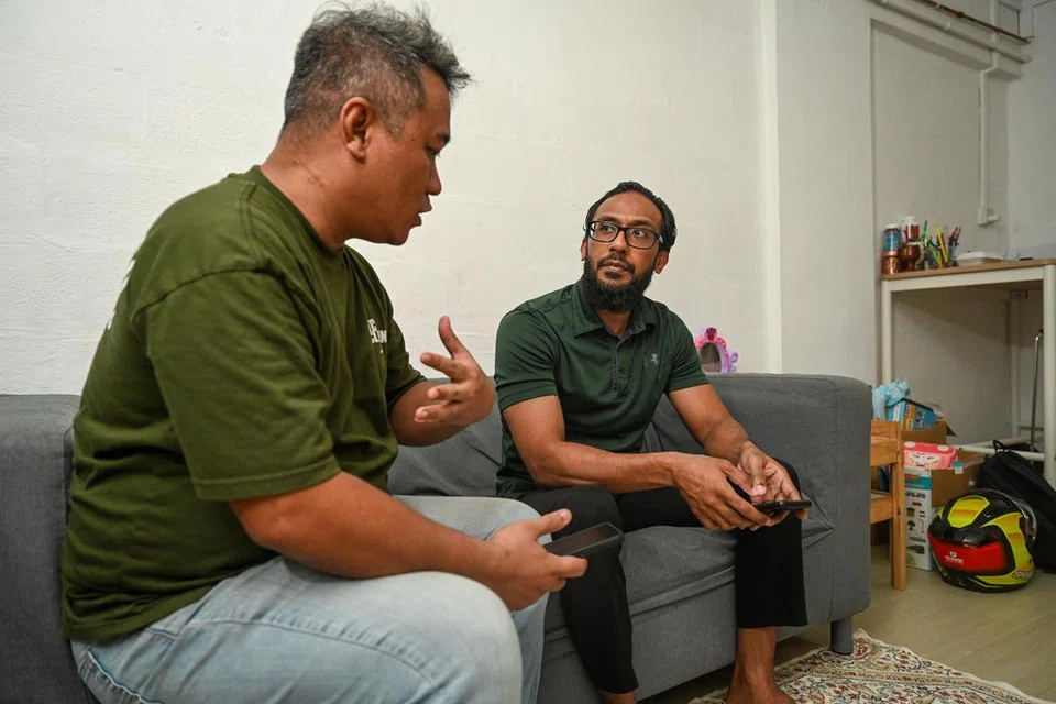 Encik Mohamed Naseer Tam Abdul Aziz (kanan) mendapat nasihat daripada sekretariat Bidang Tumpuan Keempat (FA4) M³, Encik Ariandy Majid (kiri), tentang peluang pekerjaan yang sesuai baginya.