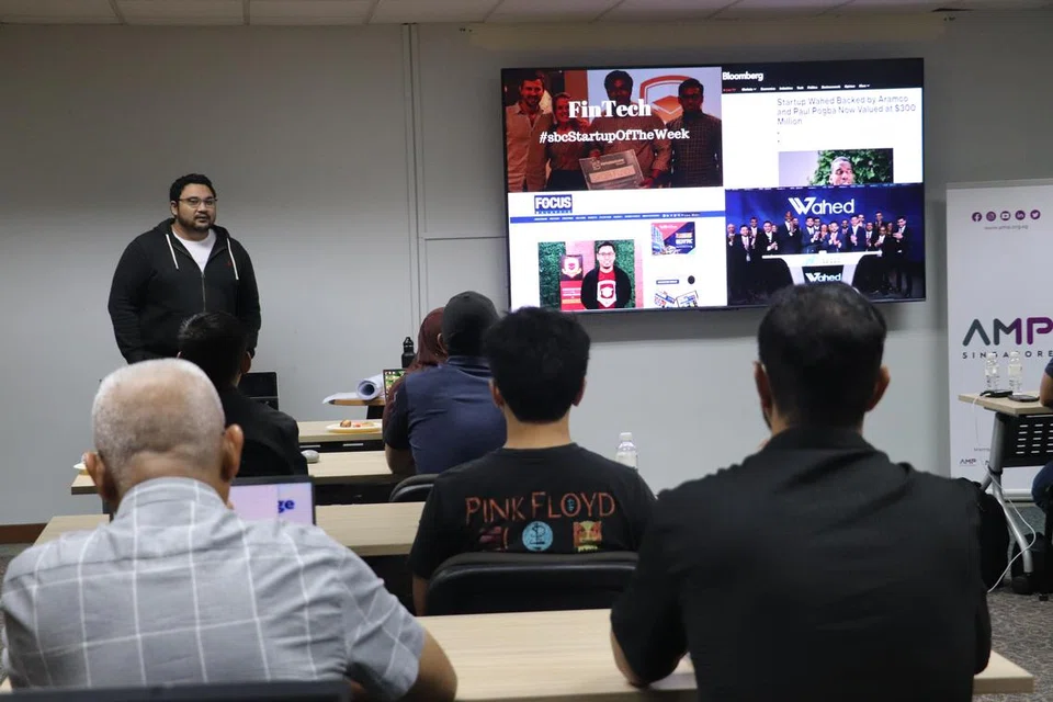 Antara perkara yang dipelajari peserta pada Program Urbane Tech 2024 ialah cara membangunkan syarikat teknologi, yang dikongsi oleh salah seorang pengasas projek sosial Urbane Tech, Encik Syakir Hashim (diri).