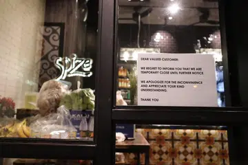 TUTUP: Satu notis di luar restoran Spize di River Valley Road memaklumkan bahawa mereka ditutup buat sementara, selepas lesen mereka digantung NEA.