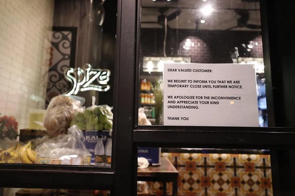 TUTUP: Satu notis di luar restoran Spize di River Valley Road memaklumkan bahawa mereka ditutup buat sementara, selepas lesen mereka digantung NEA.