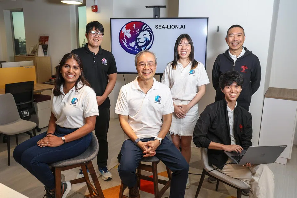 Pasukan Sea-Lion terdiri (dari kiri) Cik Hamsawardhini Rengarajan; Dr Ngui Jian Gang; pengarah kanan produk AI dan ketua pasukan Sea-Lion di AI Singapore, Dr Leslie Teo (duduk); Cik Leong Wai Yi; Encik Tai Ngee Chia (duduk) dan Encik David Ong.