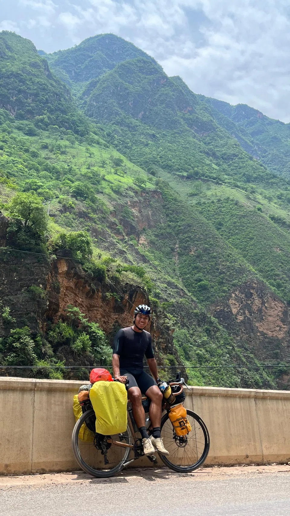 Kenangan di Yunnan, China. Encik Ramadhan Rajab merakam banjaran bukit hijau yang menarik.