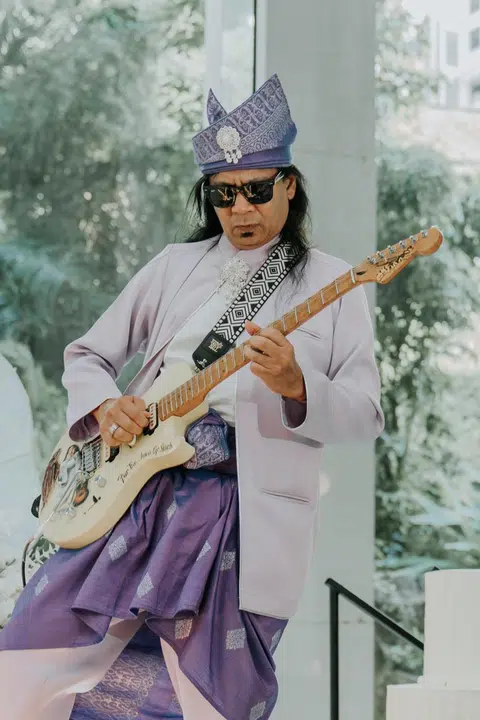 Persembahan gitar elektrik solo Encik Halim berlangsung sekitar tiga minit, sebagai  iringan bagi perarakan masuk ketiga dan juga acara memotong kek.